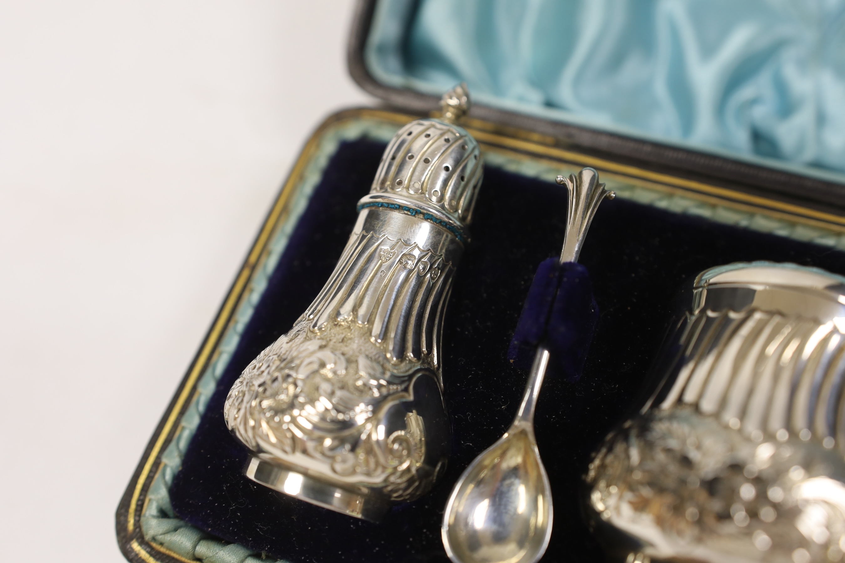 A cased Victorian silver three piece condiment set, with spoon, Haseler Brothers, London, 1892/3.